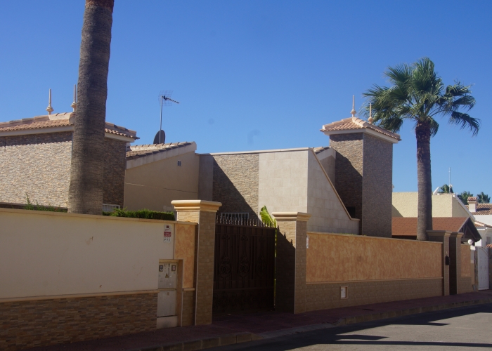 Links von der Villa