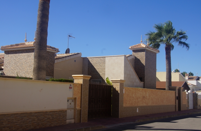 Links von der Villa